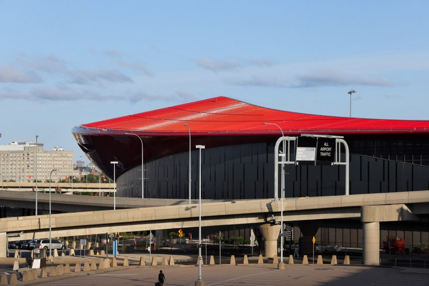 Красная крыша аэропорта Бостона с развязкой на переднем плане