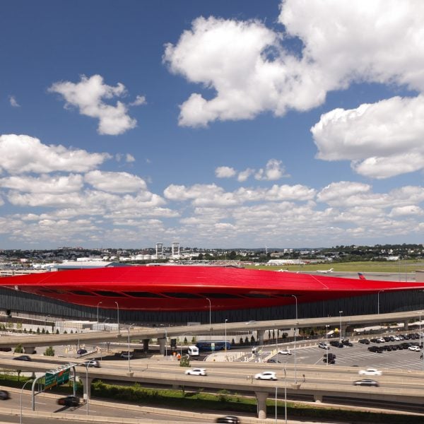 AECOM и Луис Видаль установили гладкую красную крышу на терминале аэропорта Бостона