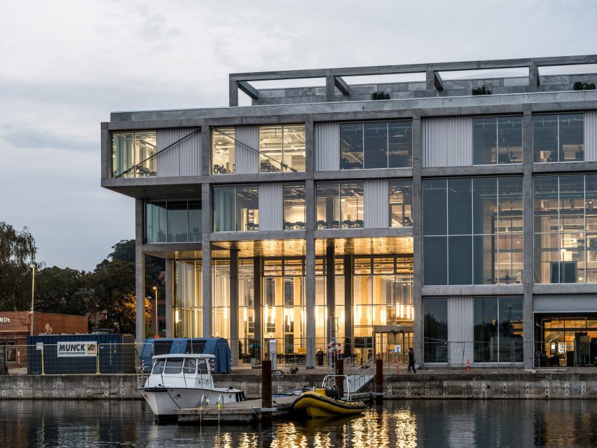 Фасад бетонной морской академии в Дании в сумерках от EFFEKT и CF Moller Architects.