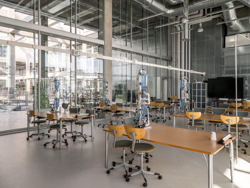 Образовательное пространство в бетонной морской академии в Дании от EFFEKT и CF Moller Architects