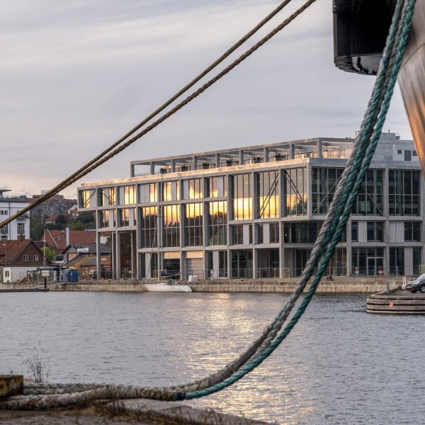 Бетонная сетка определяет Международную морскую академию Свендборга