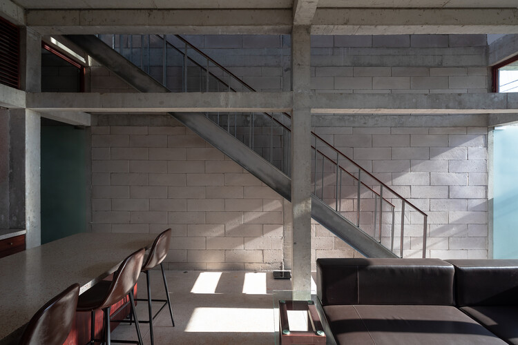 Maison Piaggio / Дэвид Роквуд, архитектор — фотография интерьера, стул, лестница, перила, балка