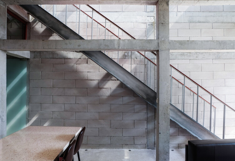 Maison Piaggio / Дэвид Роквуд, архитектор — фотография интерьера, лестницы, перила, балки