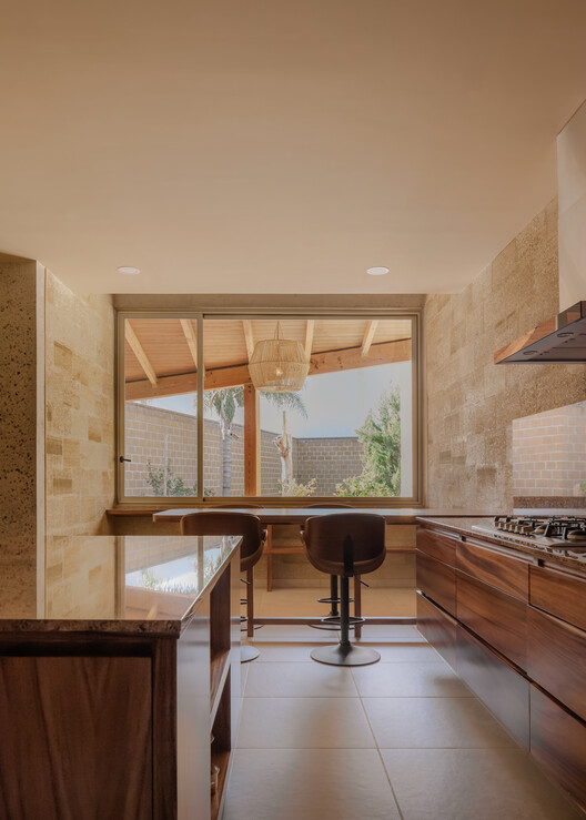 Дом Галеана Мараватио / Cometrue |  Хайме Миранда Гонсалес — фотография интерьера, кухня, столешница, стол, балка, окна