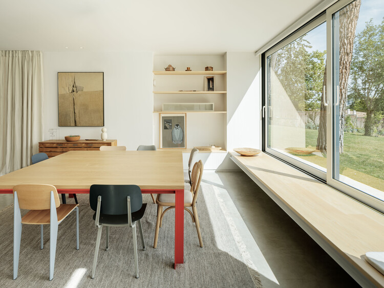 Дом трёх поросят / EME157 - Фотография интерьера, кухня, стол, стул, окна, столешница