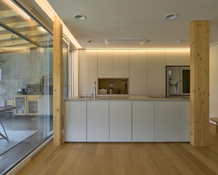Деревянный дом Донг Бэк / mlnp Architects - Фотография интерьера, кухни, столешницы