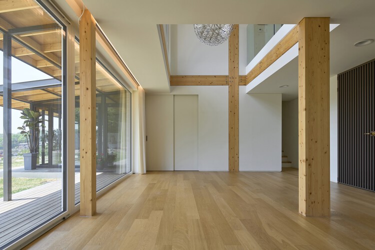 Деревянный дом Донг Пэк / mlnp Architects - Фотография интерьера, окна, балка