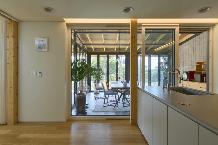 Деревянный дом Донг Бэк / mlnp Architects - Фотография интерьера, стол, стул, дверь