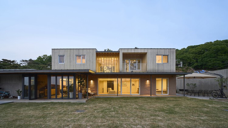 Деревянный дом Донг Пэк / mlnp Architects - Фотография экстерьера, окна, фасад