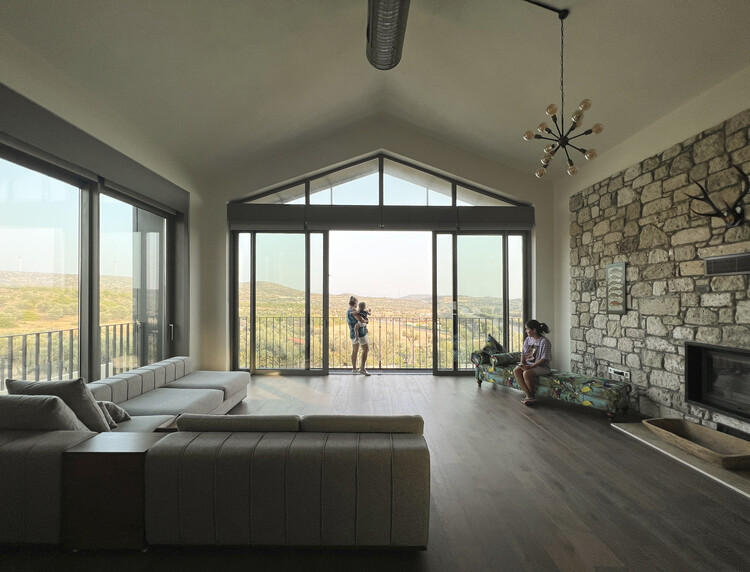 Дом Овачика / BINAA - Фотография интерьера, гостиная, диван, окна, стул, балка