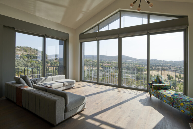 Ovacik House / BINAA - Фотография интерьера, гостиная, окна, стол, стул, спальня