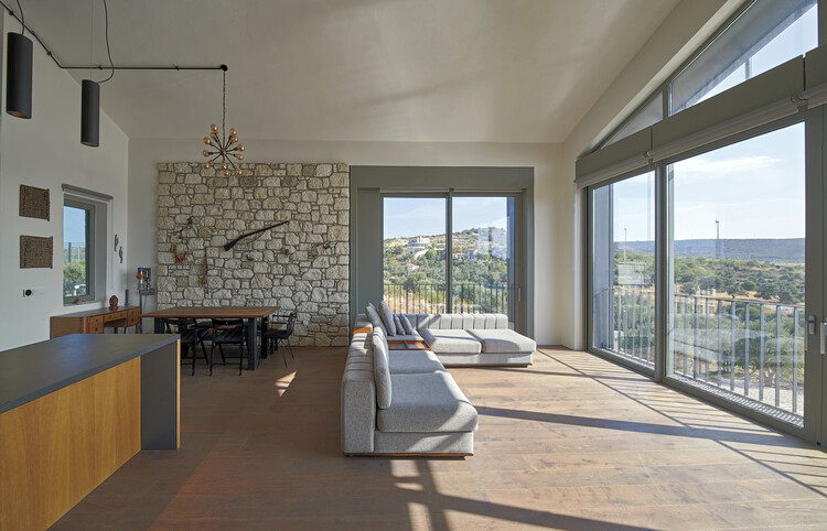Дом Овачика / BINAA - Фотография интерьера, гостиная, окна, стул, балка