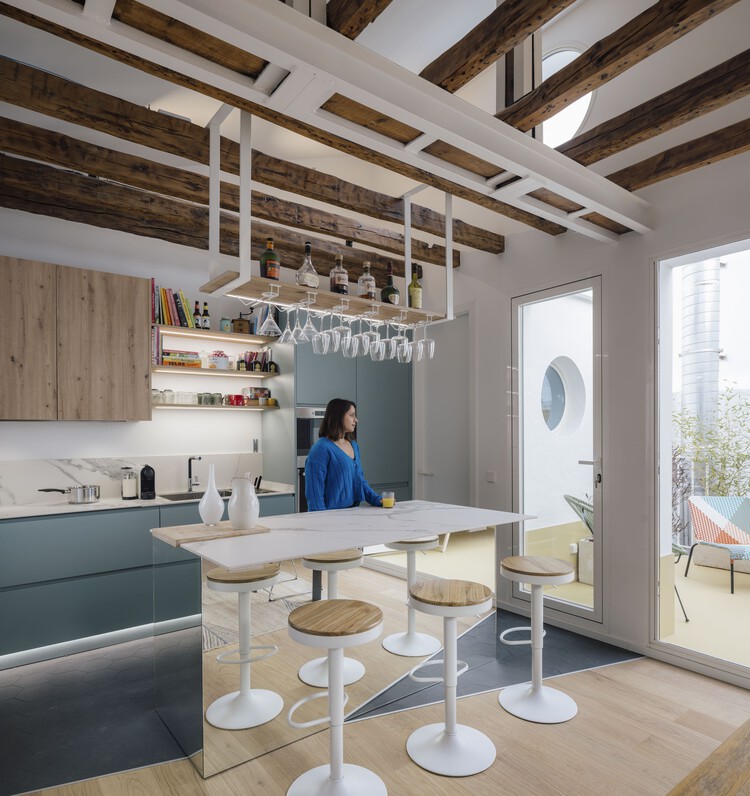 CIEL / gon Architects - Фотография интерьера, кухня, стол, балка, окна, стул