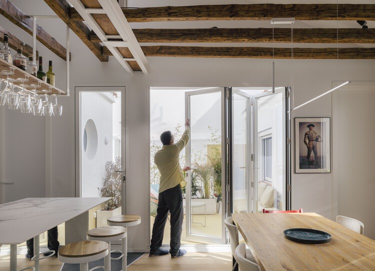 CIEL / gon Architects - Фотография интерьера, стол, окна, балка