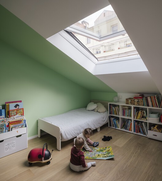 CIEL / gon Architects - Фотография интерьера, стеллажи, окна, спальня