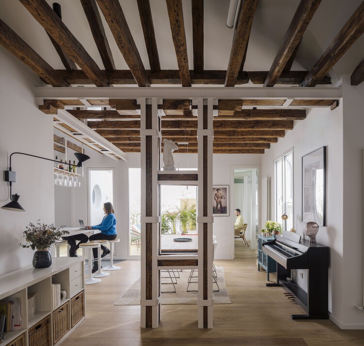 CIEL / gon Architects - Фотография интерьера, стол, скамейка, балка