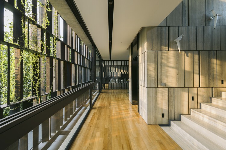 Touching Eden House / Wallflower Architecture + Design - Фотография интерьера, лестница, окна, перила