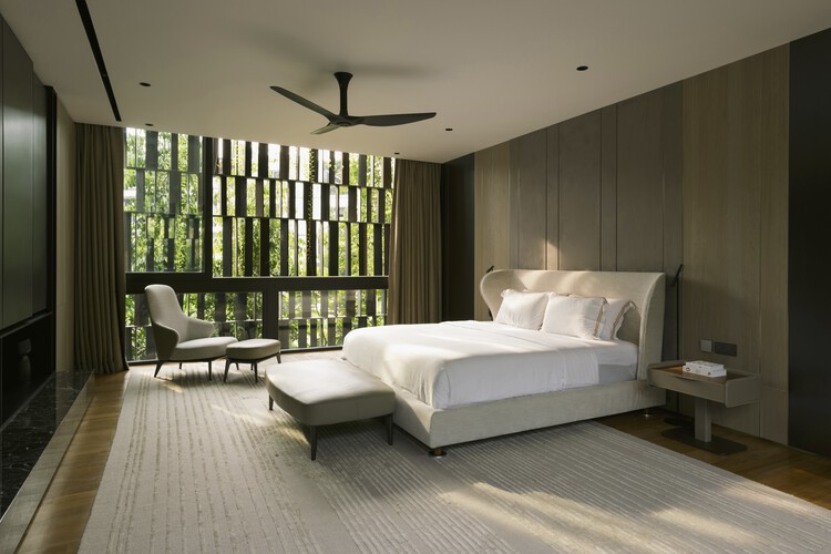 Touching Eden House / Wallflower Architecture + Design — Фотография интерьера, спальня, кровать, балка