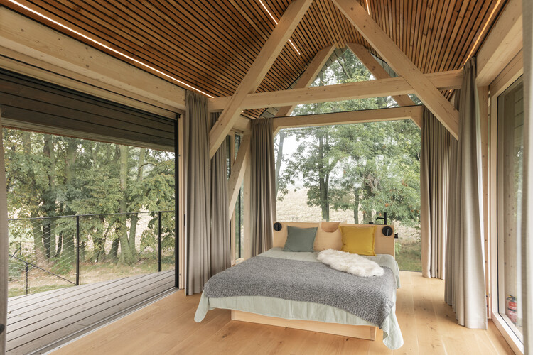 Zen House / JAN TYRPEKL - Фотография интерьера, спальня, балка