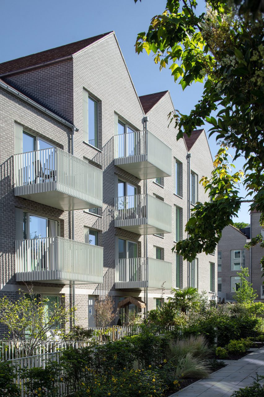 Жилье для престарелых Cobham Bowers в Суррее от Coffey Architects