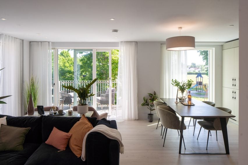 Интерьер жилой зоны дома для престарелых Cobham Bowers в Суррее от Coffey Architects