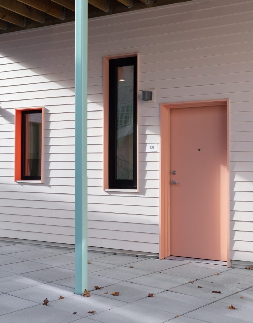 Розовая дверь в жилом комплексе Bay State Cohousing