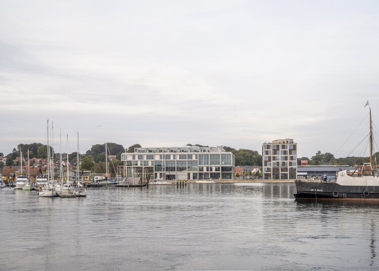 Свендборгская международная морская академия / CF Møller + EFFEKT - Фотография экстерьера, набережная, побережье