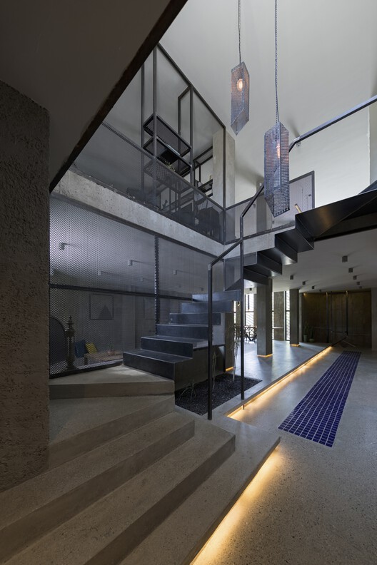 Undone House / Бабак Абнар - Фотография интерьера, лестница, перила, балка