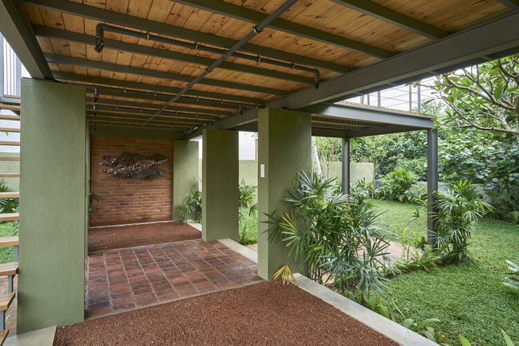 Дом-студия / KWCA - Сертифицированные архитекторы Косала Вирасекара - Фотография интерьера, балка, сад