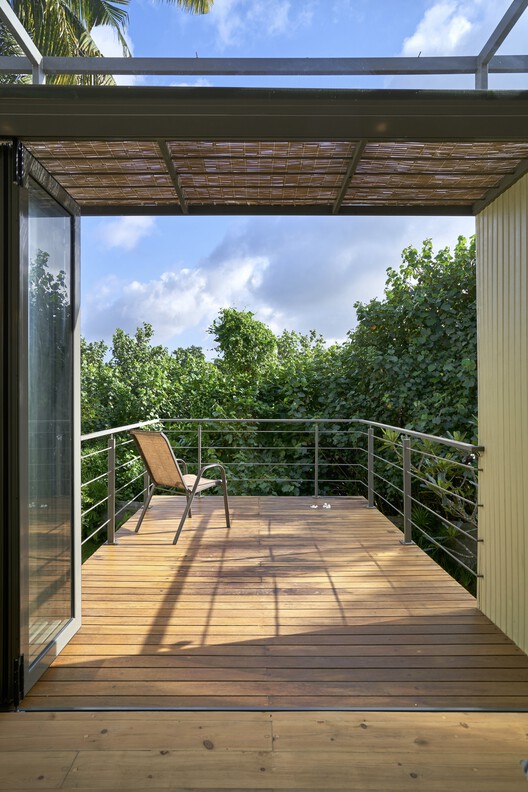 Дом-студия / KWCA - Kosala Weerasekara Chartered Architects - Экстерьерная фотография, терраса, перила