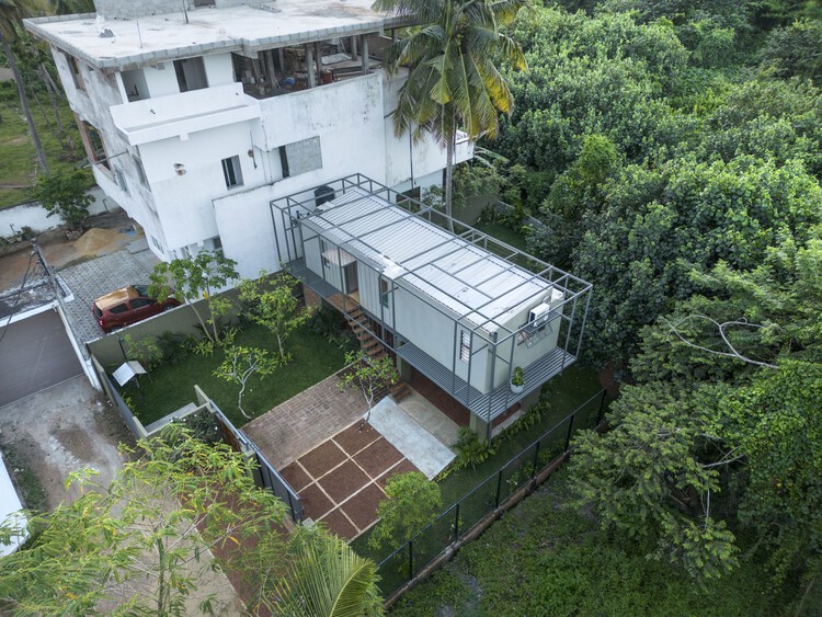 Дом-студия / KWCA - Kosala Weerasekara Chartered Architects - Экстерьерная фотография, окна, фасад, сад