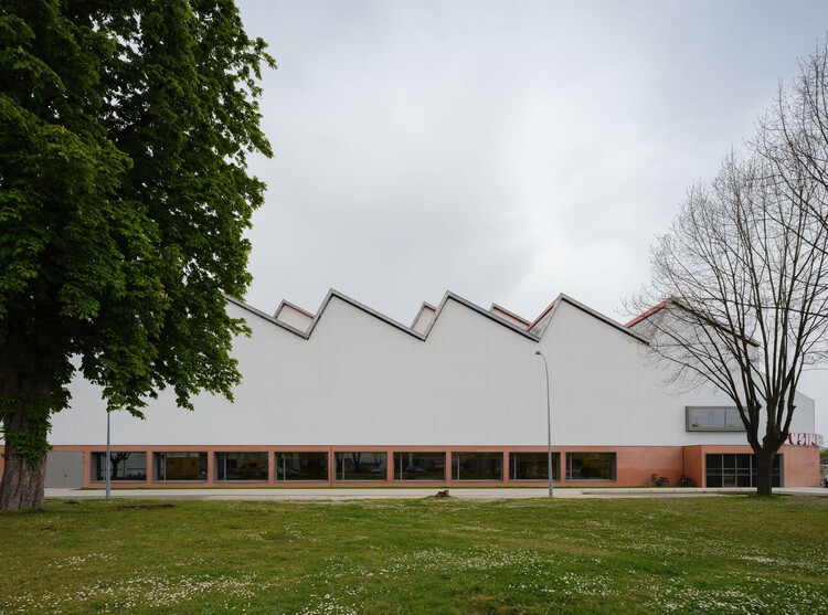 Наследие пилообразной крыши, символа промышленной архитектуры — изображение 2 из 18