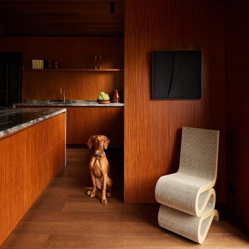 Интерьер кухни от DAB Studio с деревянными стенами, полом и шкафами