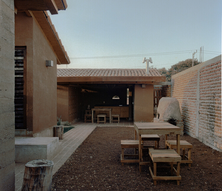 Agave House / MORO Taller de arquitectura + Taller Omar Almaguer - Фотография снаружи, стул, двор, патио