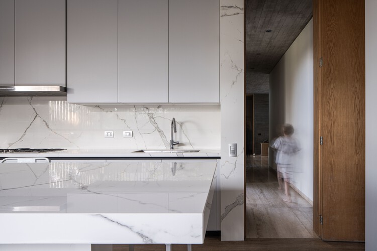 RU Дом / Juan Carlos Sabbagh Arquitectos - Фотография интерьера, кухня, столешница, раковина