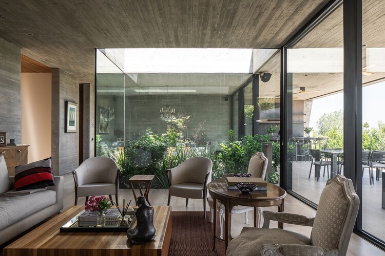 RU Дом / Juan Carlos Sabbagh Arquitectos - Фотография интерьера, стол, стул, окна