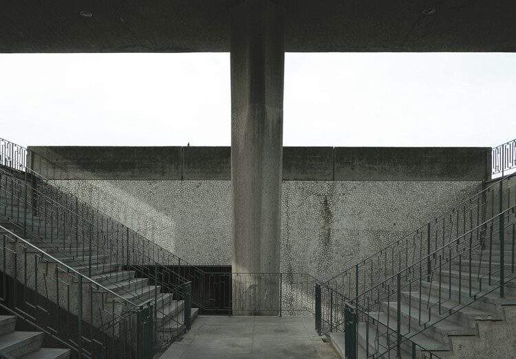 Классика архитектуры: Шестой пантеон Чакариты - Фотография интерьера, фасад, бетон, перила