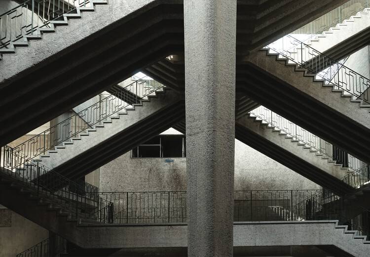 Классика архитектуры: Шестой пантеон Чакариты - фотография интерьера, балка, перила, сталь, колонна