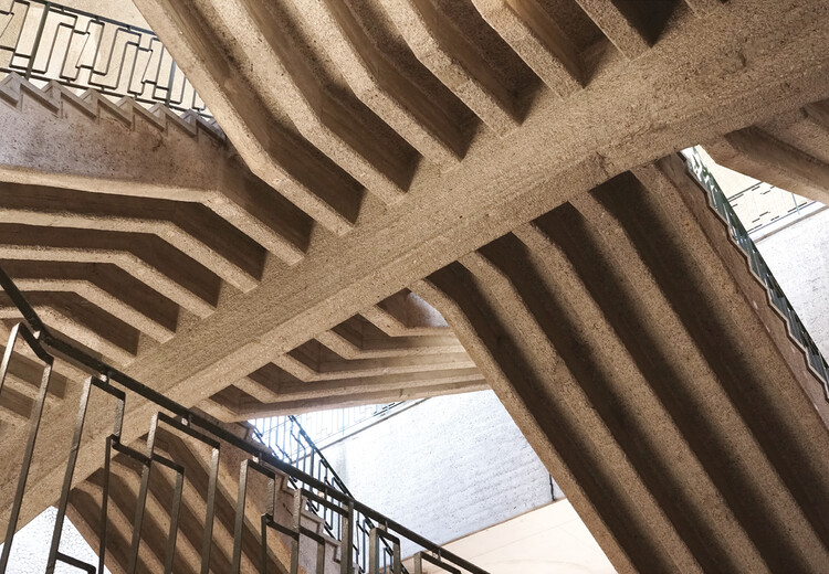 Классика архитектуры: Шестой пантеон Чакариты - фотография интерьера, лестница, балка, колонна, сталь