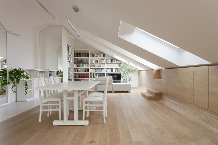 Квартира из дерева и ковра / Bodà Architetti - Фотография интерьера, стол, стеллажи, стул