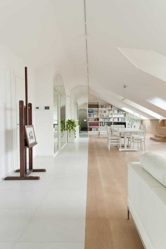 Квартира с деревом и ковром / Bodà Architetti - Фотография интерьера