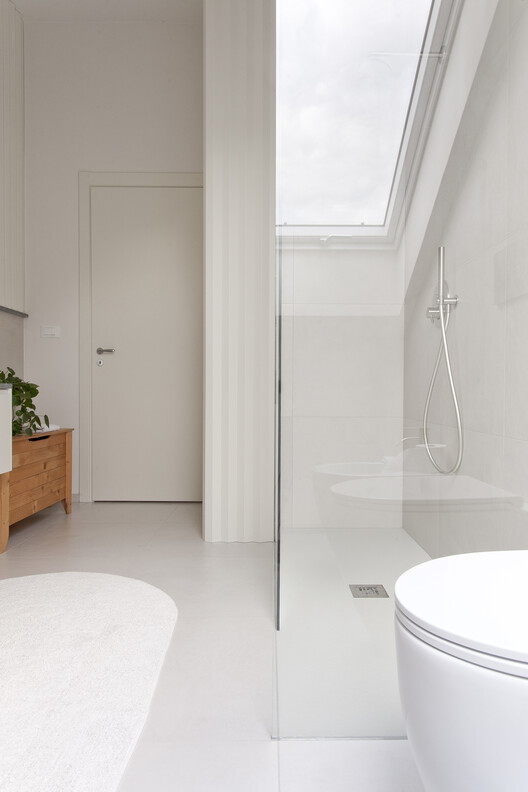Квартира с деревом и ковром / Bodà Architetti - Фотография интерьера, ванная комната, раковина