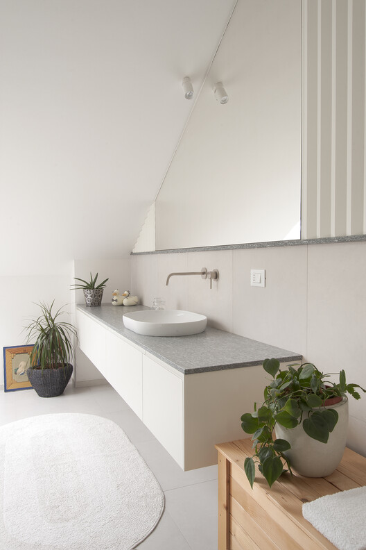 Квартира с деревом и ковром / Bodà Architetti - Фотография интерьера, ванная комната, раковина, столешница, ванна