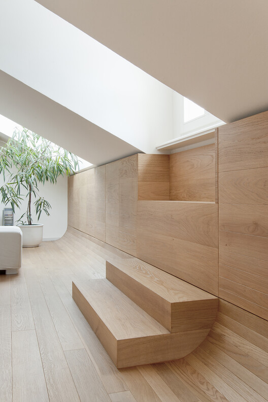 Квартира с деревом и ковром / Bodà Architetti - Фотография интерьера