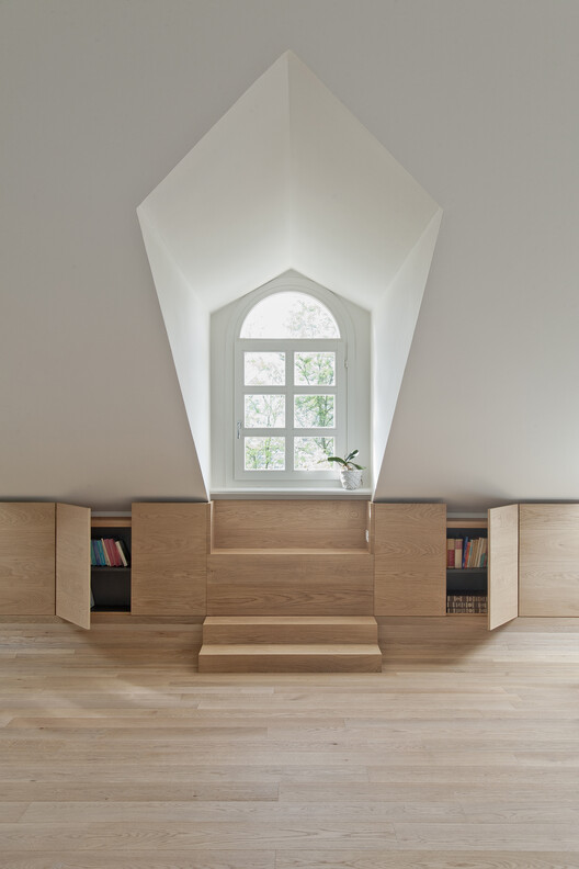 Квартира с деревом и ковром / Bodà Architetti - Фотография интерьера, окна