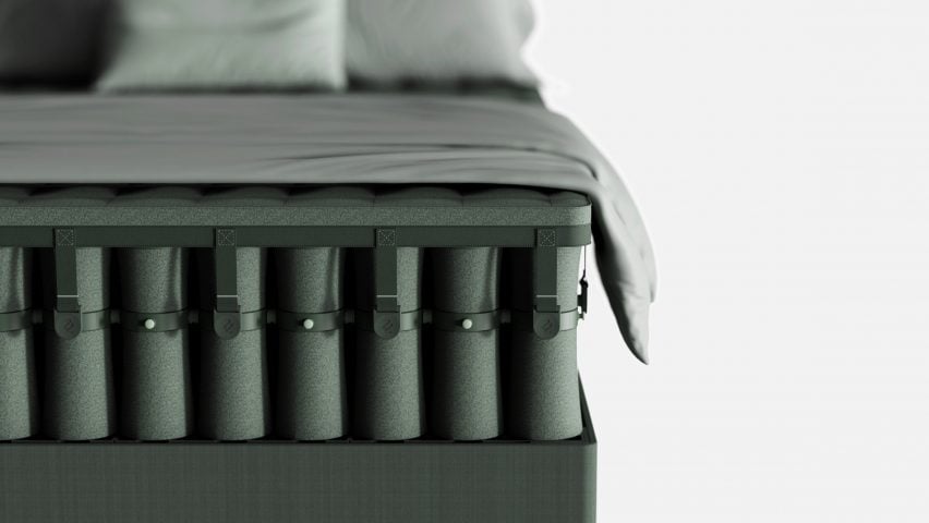 Крупный план кровати с открытым матрасом из плотно сложенных вместе пружин с текстильным покрытием.