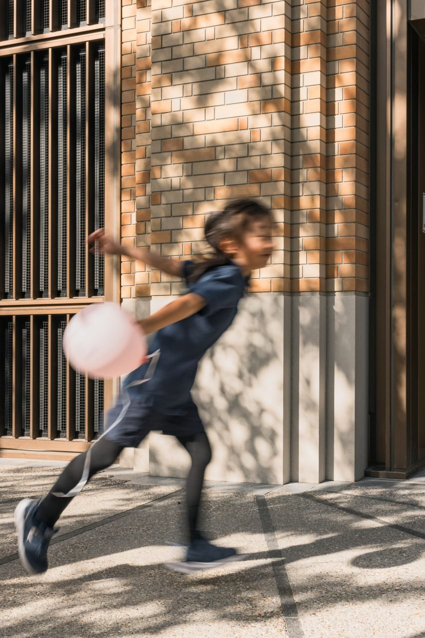 Ребенок играет в Британской школе в Токио