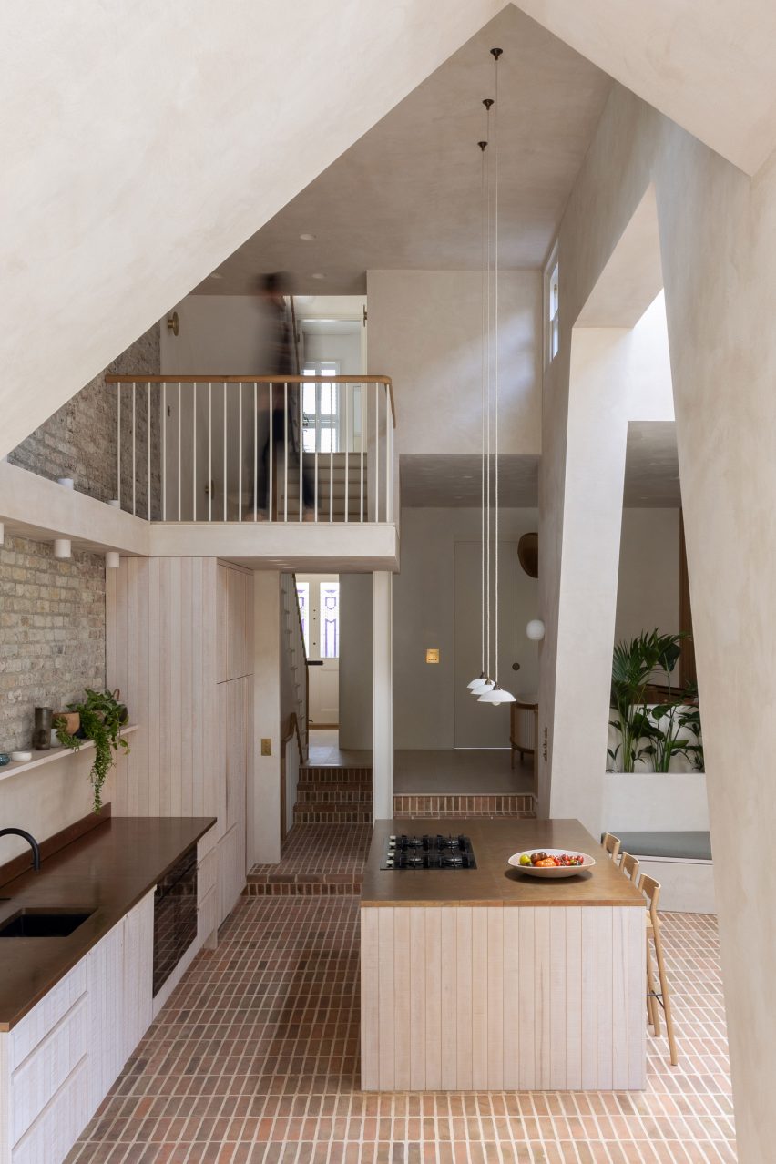 Интерьер пристройки лондонского дома от Merrett Houmøller Architects и All & Nxthing