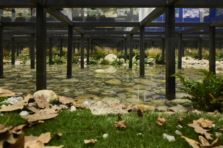 AMO проектирует сочетание офиса и природного ландшафта для показа мужской одежды Prada осень/зима 2024 — изображение 4 из 11