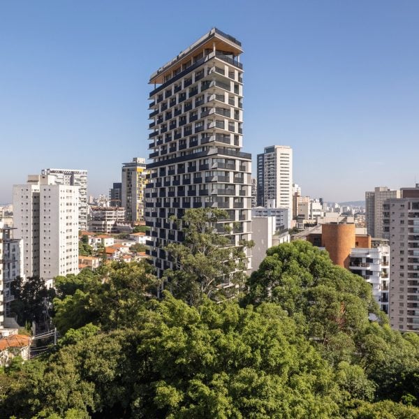 Triptyque окружил высотное здание Onze22 в Бразилии большими небоскребами